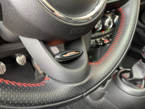 MINI 3-deurs 1.5 Cooper Serious Business | Panoramadak | Cruise Control | Parkeersensoren Achter | Keyless Entry/Go | Bluetooth | Navigatie | Airconditioning |