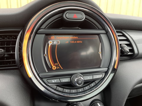 MINI 3-deurs 1.5 Cooper Serious Business | Panoramadak | Cruise Control | Parkeersensoren Achter | Keyless Entry/Go | Bluetooth | Navigatie | Airconditioning |