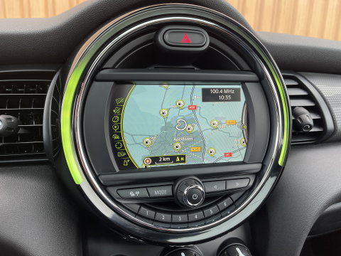 MINI 3-deurs 1.5 Cooper Serious Business | Panoramadak | Cruise Control | Parkeersensoren Achter | Keyless Entry/Go | Bluetooth | Navigatie | Airconditioning |