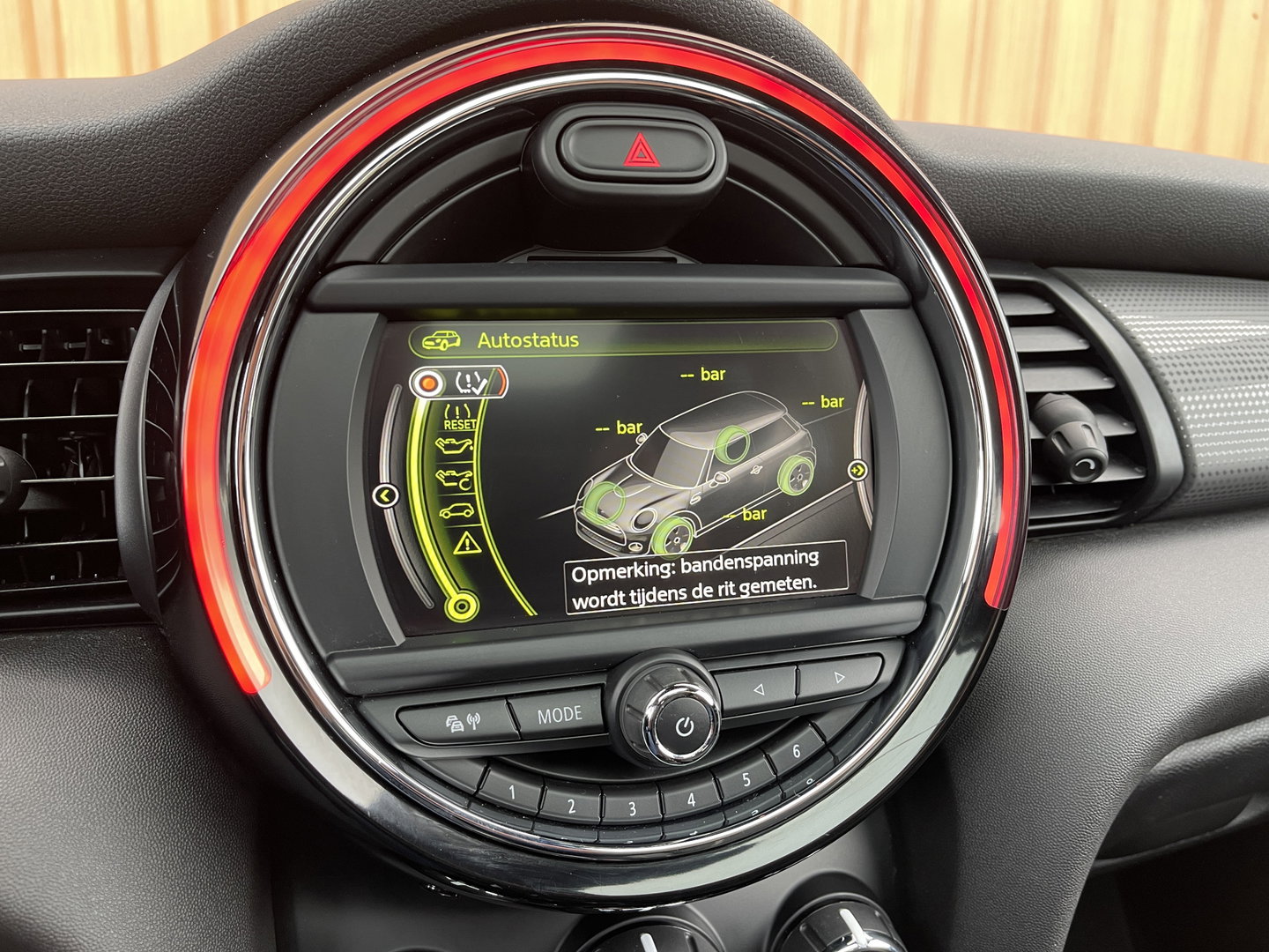 MINI 3-deurs 1.5 Cooper Serious Business | Panoramadak | Cruise Control | Parkeersensoren Achter | Keyless Entry/Go | Bluetooth | Navigatie | Airconditioning |