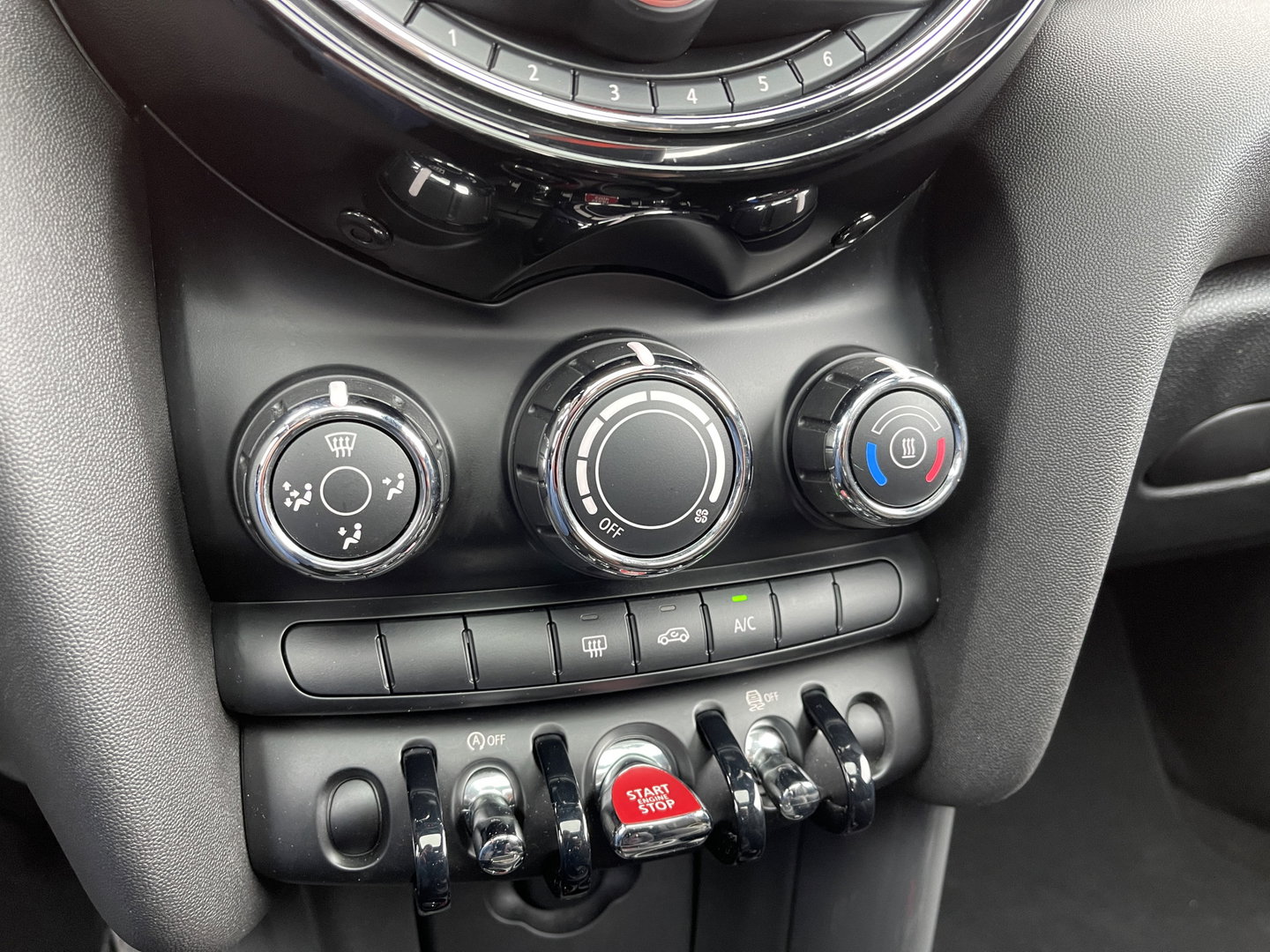MINI 3-deurs 1.5 Cooper Serious Business | Panoramadak | Cruise Control | Parkeersensoren Achter | Keyless Entry/Go | Bluetooth | Navigatie | Airconditioning |