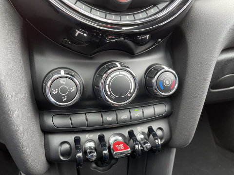 MINI 3-deurs 1.5 Cooper Serious Business | Panoramadak | Cruise Control | Parkeersensoren Achter | Keyless Entry/Go | Bluetooth | Navigatie | Airconditioning |