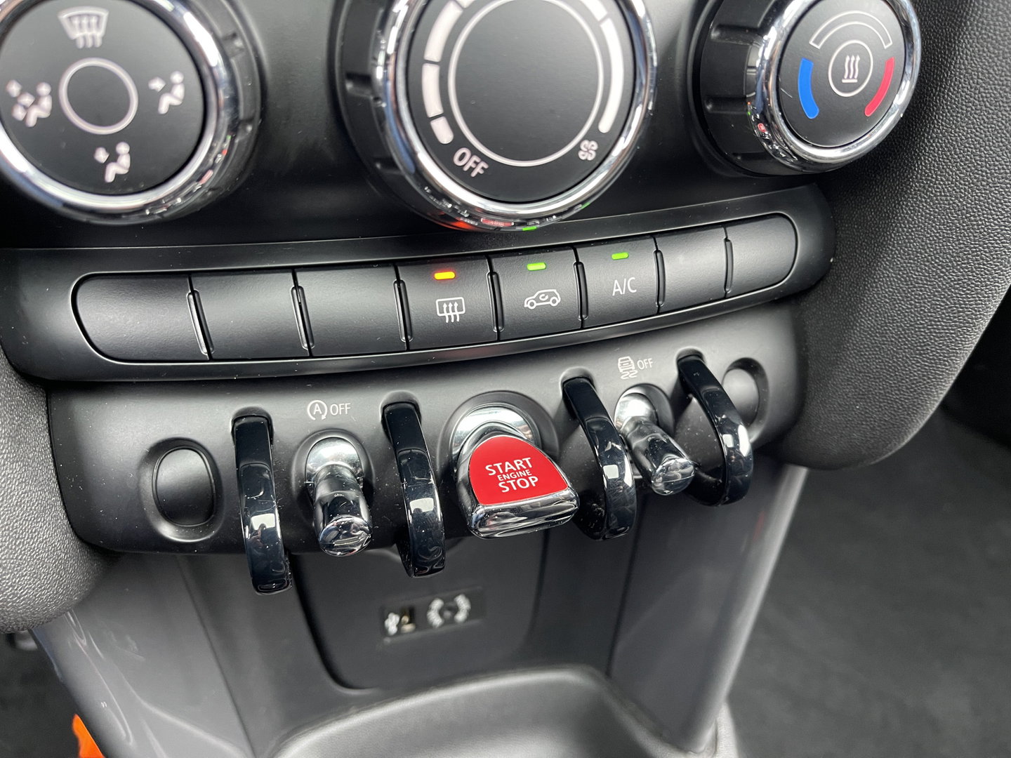 MINI 3-deurs 1.5 Cooper Serious Business | Panoramadak | Cruise Control | Parkeersensoren Achter | Keyless Entry/Go | Bluetooth | Navigatie | Airconditioning |