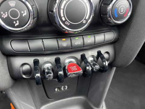 MINI 3-deurs 1.5 Cooper Serious Business | Panoramadak | Cruise Control | Parkeersensoren Achter | Keyless Entry/Go | Bluetooth | Navigatie | Airconditioning |