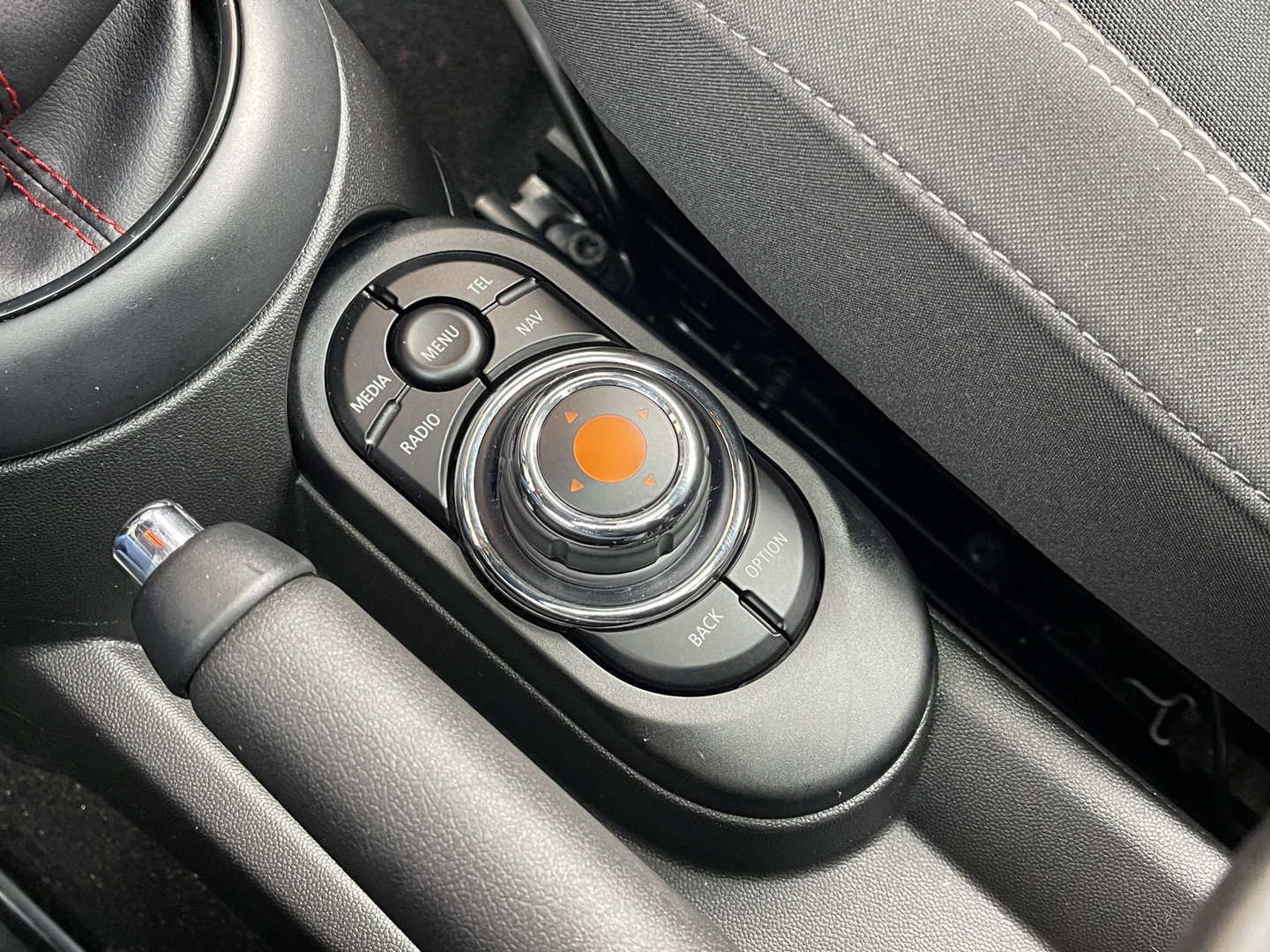 MINI 3-deurs 1.5 Cooper Serious Business | Panoramadak | Cruise Control | Parkeersensoren Achter | Keyless Entry/Go | Bluetooth | Navigatie | Airconditioning |