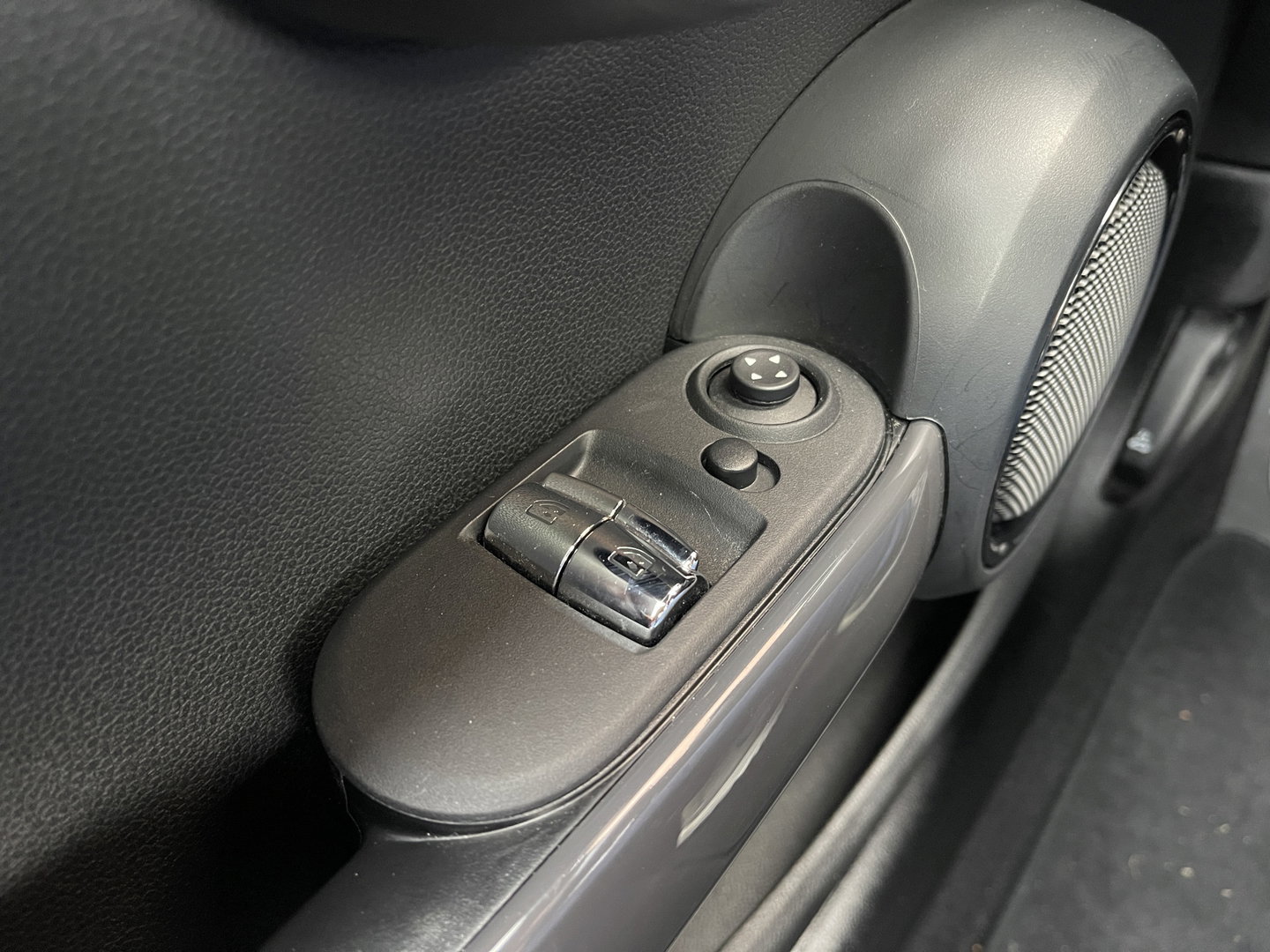 MINI 3-deurs 1.5 Cooper Serious Business | Panoramadak | Cruise Control | Parkeersensoren Achter | Keyless Entry/Go | Bluetooth | Navigatie | Airconditioning |