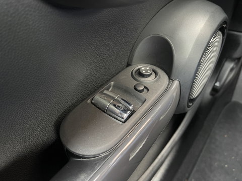 MINI 3-deurs 1.5 Cooper Serious Business | Panoramadak | Cruise Control | Parkeersensoren Achter | Keyless Entry/Go | Bluetooth | Navigatie | Airconditioning |