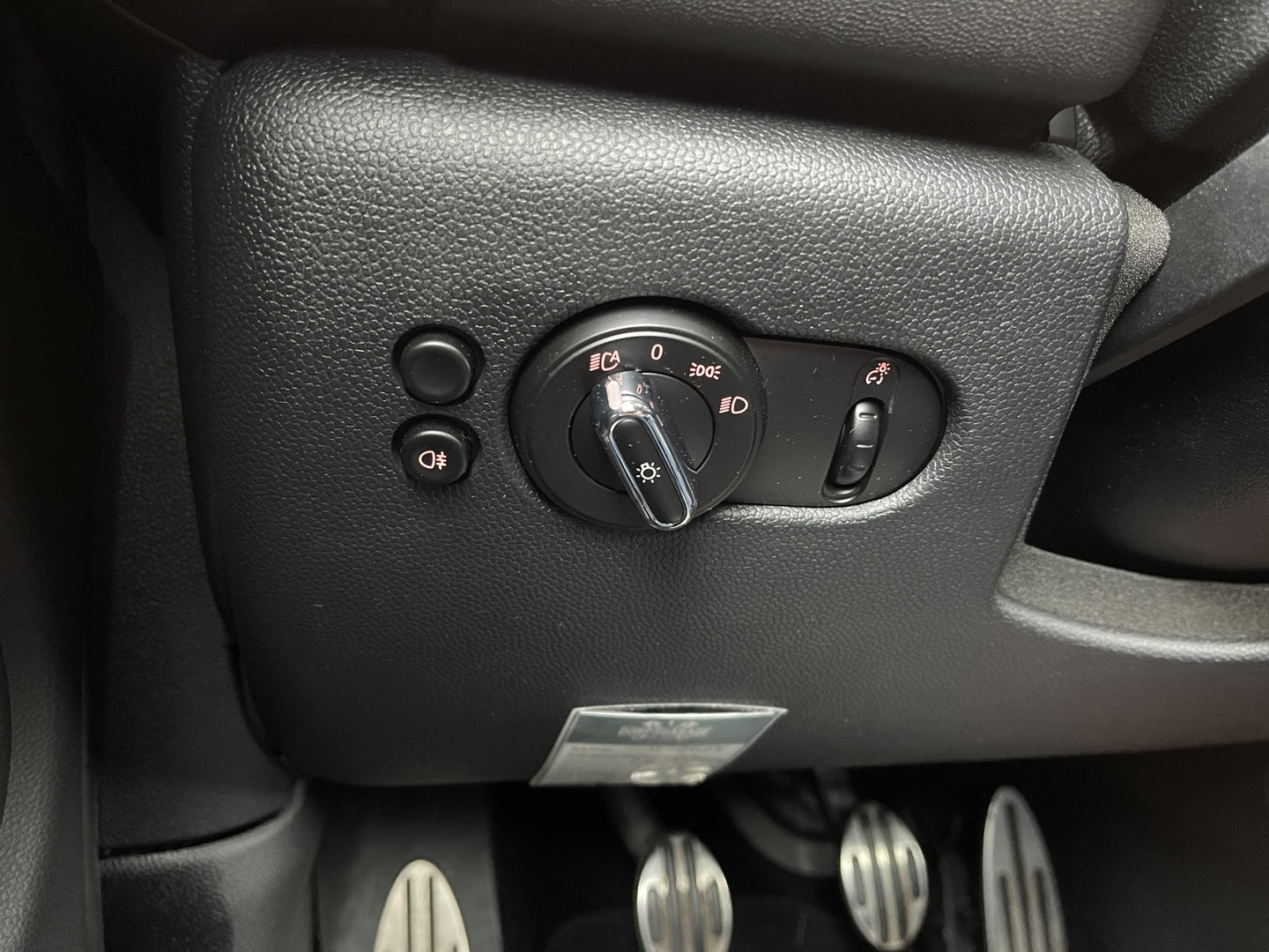 MINI 3-deurs 1.5 Cooper Serious Business | Panoramadak | Cruise Control | Parkeersensoren Achter | Keyless Entry/Go | Bluetooth | Navigatie | Airconditioning |