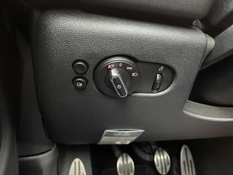 MINI 3-deurs 1.5 Cooper Serious Business | Panoramadak | Cruise Control | Parkeersensoren Achter | Keyless Entry/Go | Bluetooth | Navigatie | Airconditioning |
