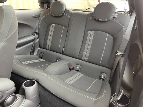 MINI 3-deurs 1.5 Cooper Serious Business | Panoramadak | Cruise Control | Parkeersensoren Achter | Keyless Entry/Go | Bluetooth | Navigatie | Airconditioning |