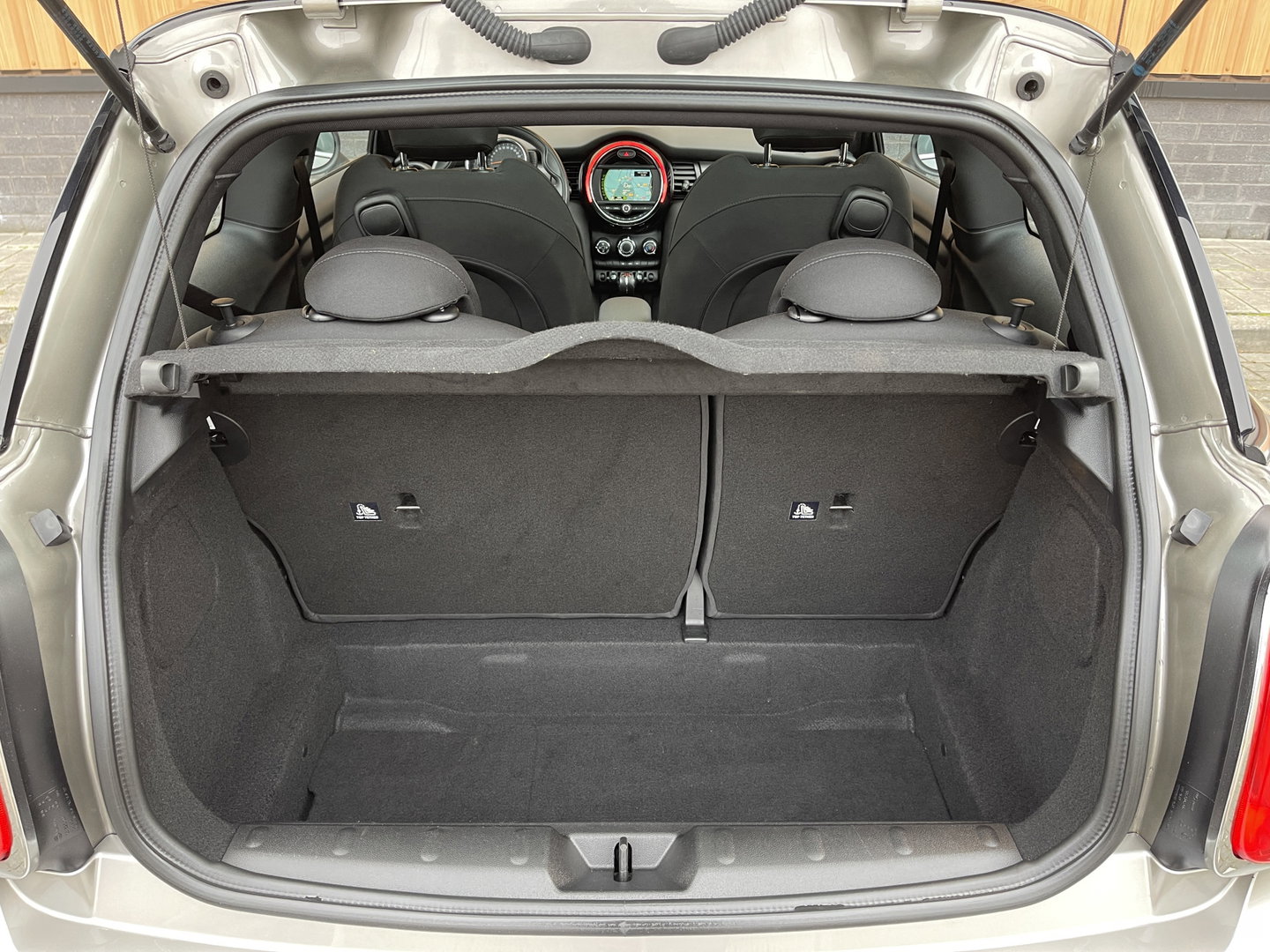 MINI 3-deurs 1.5 Cooper Serious Business | Panoramadak | Cruise Control | Parkeersensoren Achter | Keyless Entry/Go | Bluetooth | Navigatie | Airconditioning |