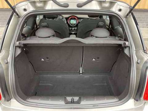 MINI 3-deurs 1.5 Cooper Serious Business | Panoramadak | Cruise Control | Parkeersensoren Achter | Keyless Entry/Go | Bluetooth | Navigatie | Airconditioning |