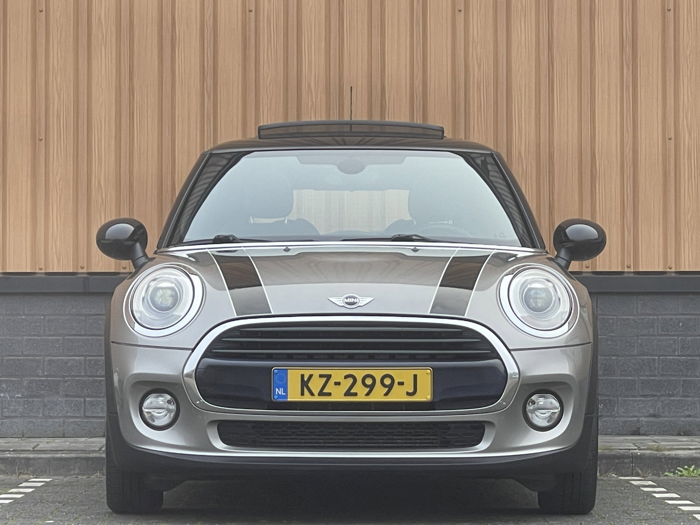 MINI 3-deurs 1.5 Cooper Serious Business | Panoramadak | Cruise Control | Parkeersensoren Achter | Keyless Entry/Go | Bluetooth | Navigatie | Airconditioning |