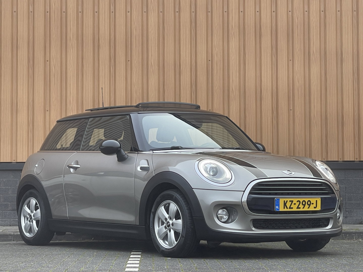 MINI 3-deurs 1.5 Cooper Serious Business | Panoramadak | Cruise Control | Parkeersensoren Achter | Keyless Entry/Go | Bluetooth | Navigatie | Airconditioning |