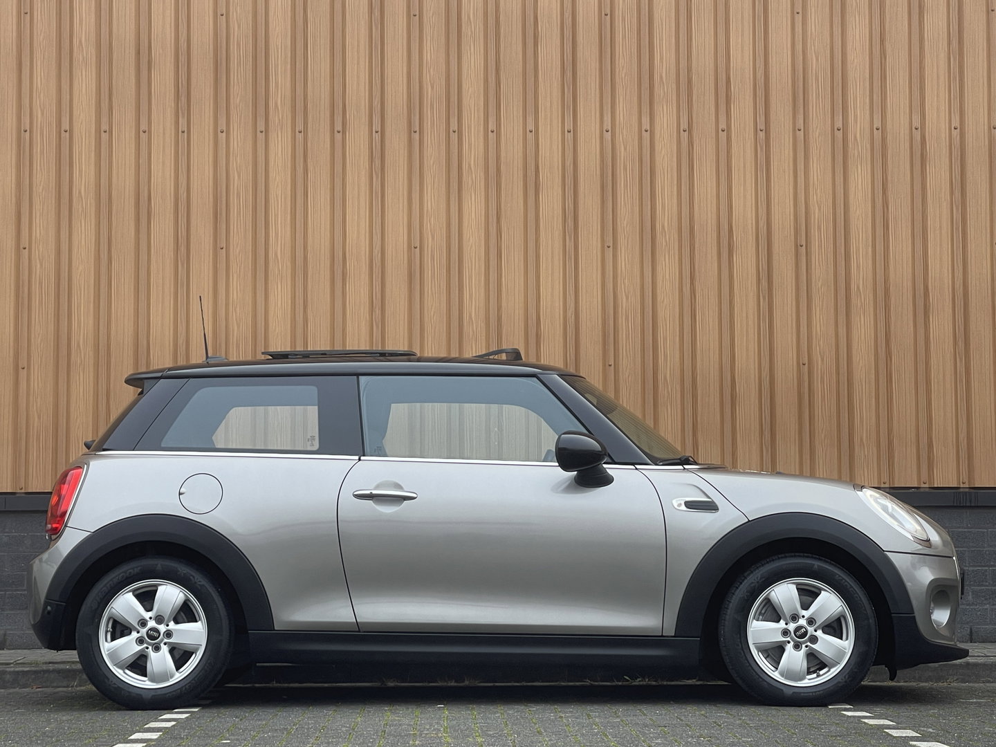 MINI 3-deurs 1.5 Cooper Serious Business | Panoramadak | Cruise Control | Parkeersensoren Achter | Keyless Entry/Go | Bluetooth | Navigatie | Airconditioning |