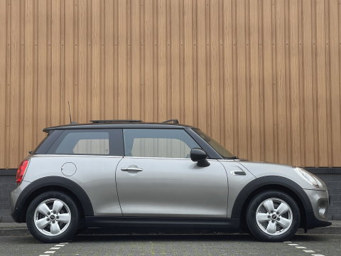 MINI 3-deurs 1.5 Cooper Serious Business | Panoramadak | Cruise Control | Parkeersensoren Achter | Keyless Entry/Go | Bluetooth | Navigatie | Airconditioning |