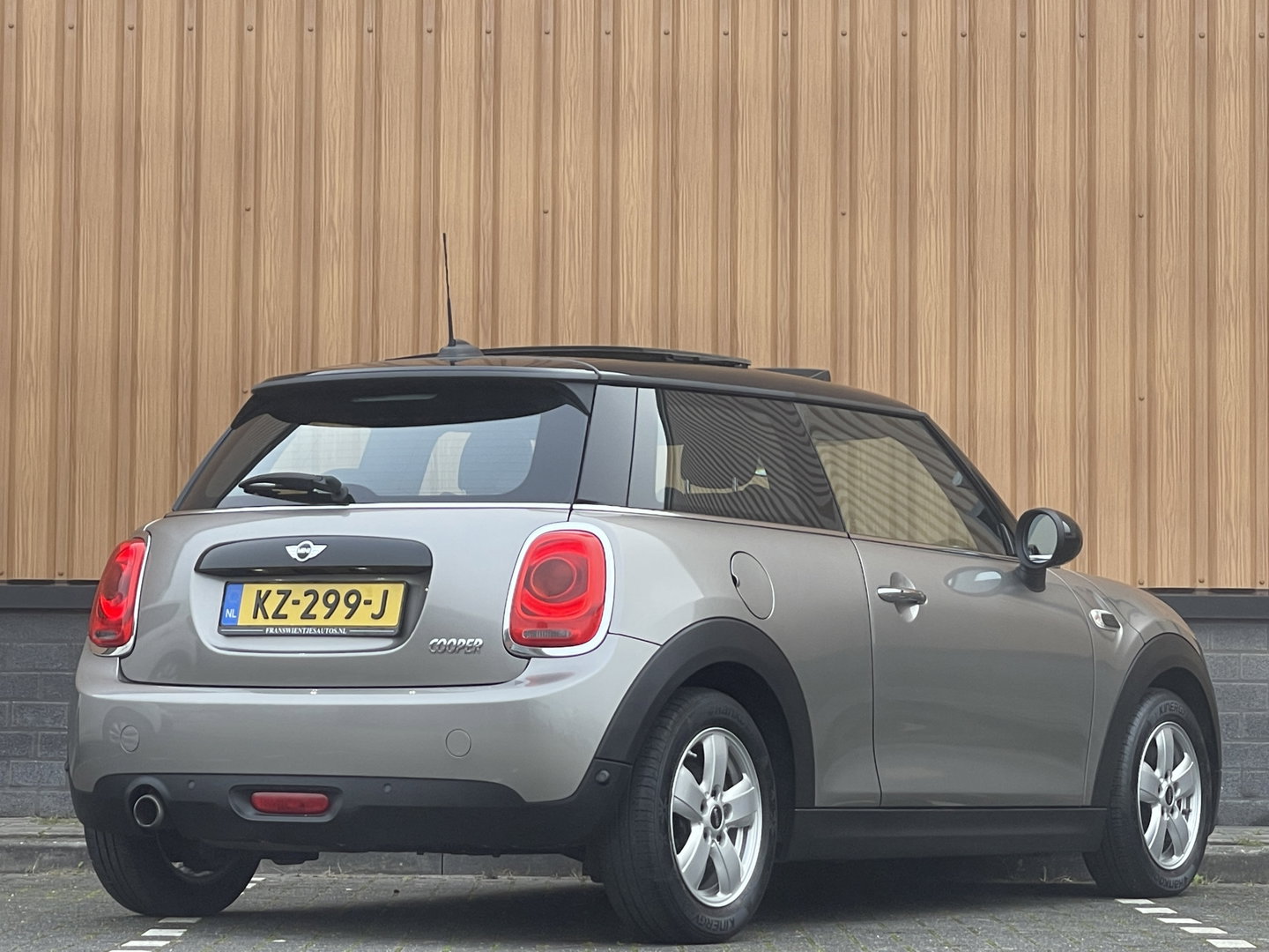 MINI 3-deurs 1.5 Cooper Serious Business | Panoramadak | Cruise Control | Parkeersensoren Achter | Keyless Entry/Go | Bluetooth | Navigatie | Airconditioning |