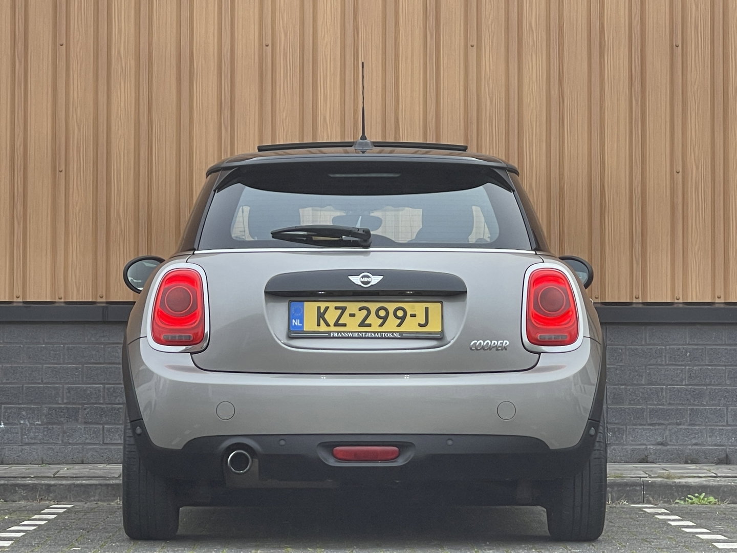 MINI 3-deurs 1.5 Cooper Serious Business | Panoramadak | Cruise Control | Parkeersensoren Achter | Keyless Entry/Go | Bluetooth | Navigatie | Airconditioning |