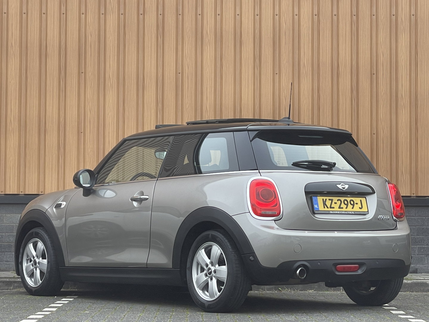 MINI 3-deurs 1.5 Cooper Serious Business | Panoramadak | Cruise Control | Parkeersensoren Achter | Keyless Entry/Go | Bluetooth | Navigatie | Airconditioning |