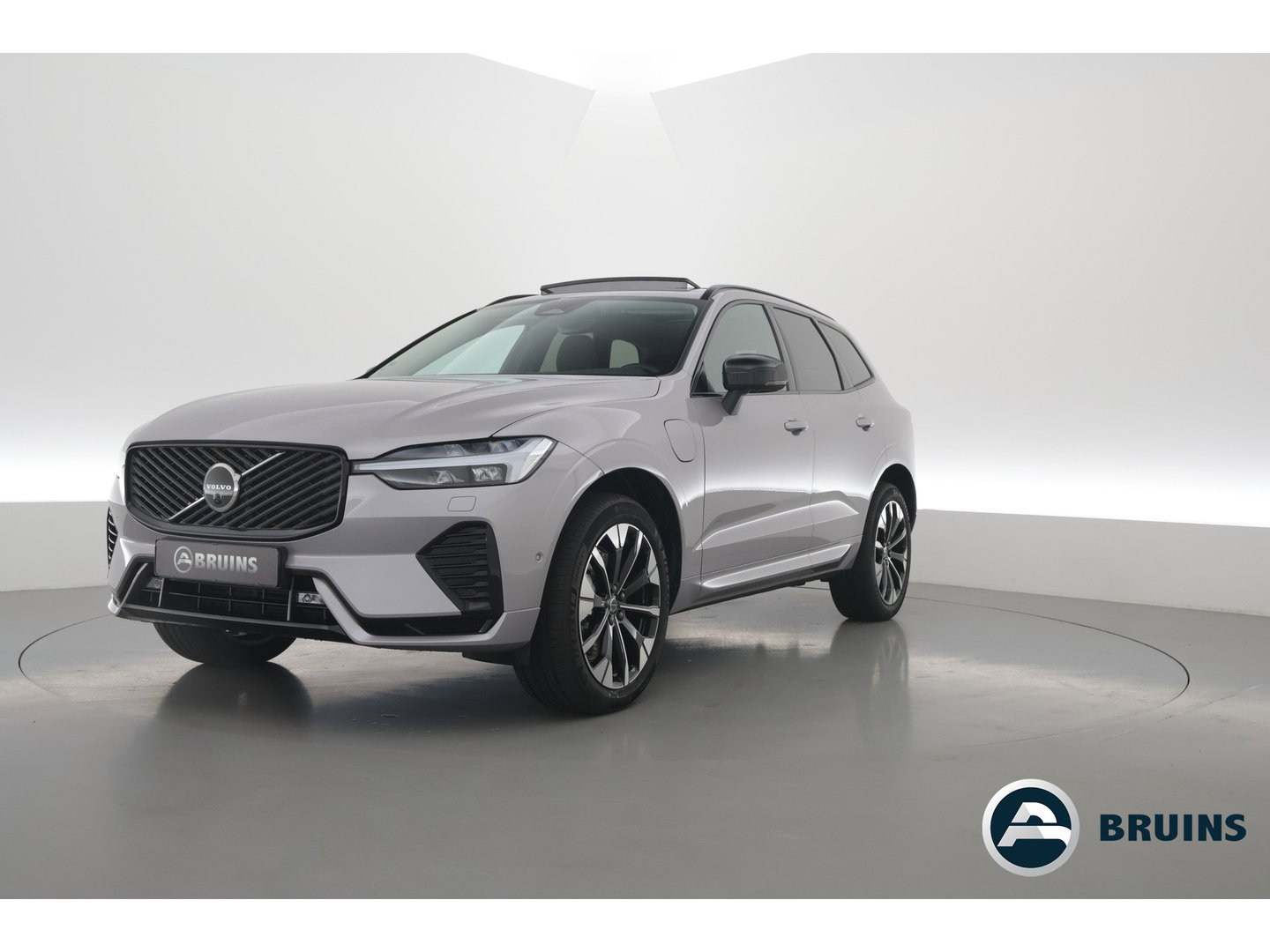 Volvo XC60 2.0 T8 Plug-in hybrid AWD Ultra Dark | Pano-dak | Trekhaak | Head-up | 360 camera | Stoel + stuurverw. | aurora silver |