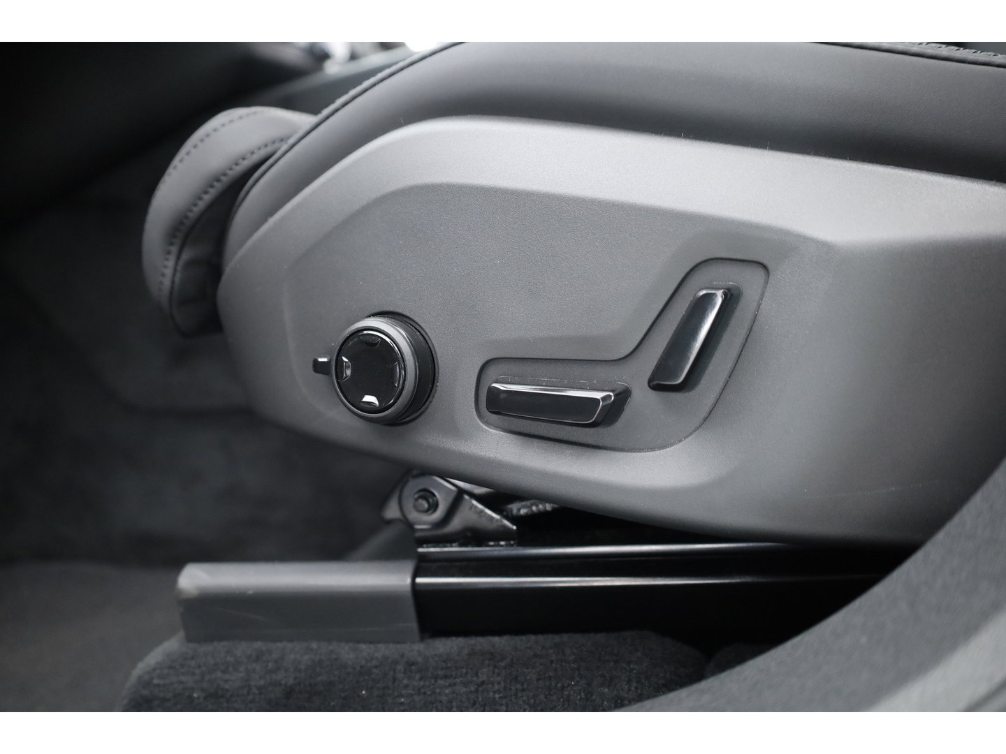 Volvo XC60 2.0 T8 Plug-in hybrid AWD Ultra Dark | Pano-dak | Trekhaak | Head-up | 360 camera | Stoel + stuurverw. | aurora silver |