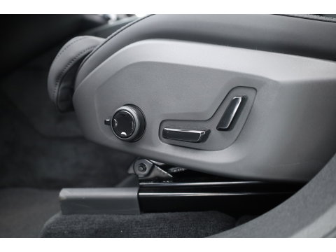 Volvo XC60 2.0 T8 Plug-in hybrid AWD Ultra Dark | Pano-dak | Trekhaak | Head-up | 360 camera | Stoel + stuurverw. | aurora silver |