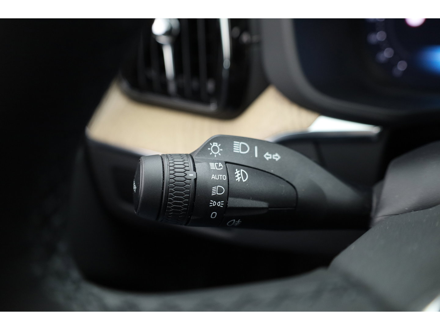 Volvo XC60 2.0 T8 Plug-in hybrid AWD Ultra Dark | Pano-dak | Trekhaak | Head-up | 360 camera | Stoel + stuurverw. | aurora silver |