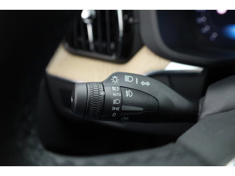 Volvo XC60 2.0 T8 Plug-in hybrid AWD Ultra Dark | Pano-dak | Trekhaak | Head-up | 360 camera | Stoel + stuurverw. | aurora silver |