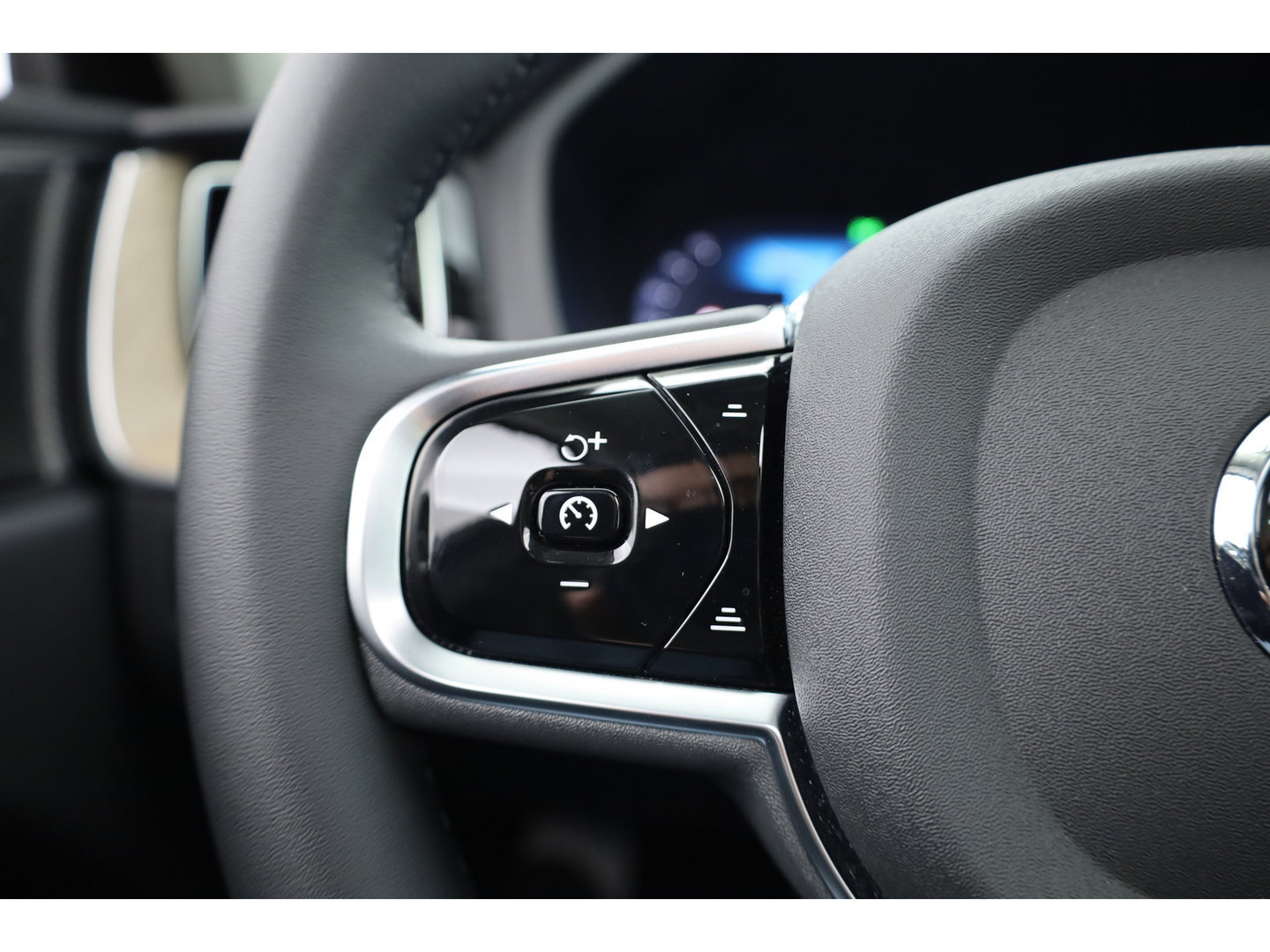 Volvo XC60 2.0 T8 Plug-in hybrid AWD Ultra Dark | Pano-dak | Trekhaak | Head-up | 360 camera | Stoel + stuurverw. | aurora silver |
