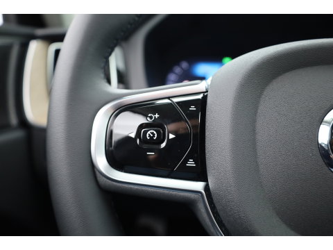 Volvo XC60 2.0 T8 Plug-in hybrid AWD Ultra Dark | Pano-dak | Trekhaak | Head-up | 360 camera | Stoel + stuurverw. | aurora silver |