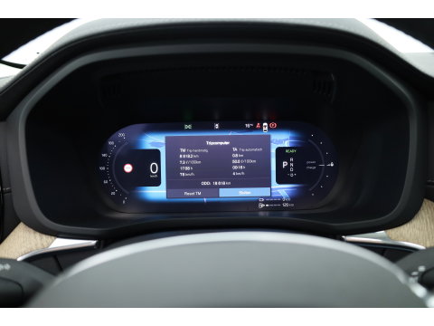 Volvo XC60 2.0 T8 Plug-in hybrid AWD Ultra Dark | Pano-dak | Trekhaak | Head-up | 360 camera | Stoel + stuurverw. | aurora silver |