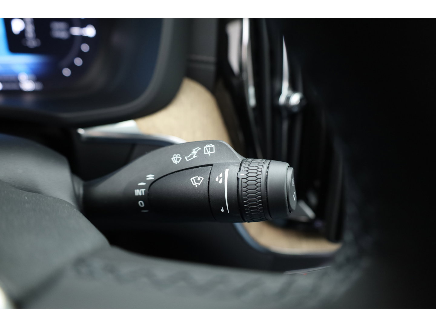 Volvo XC60 2.0 T8 Plug-in hybrid AWD Ultra Dark | Pano-dak | Trekhaak | Head-up | 360 camera | Stoel + stuurverw. | aurora silver |