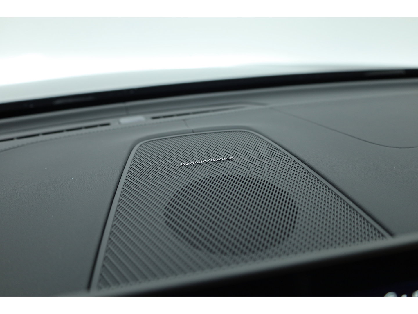 Volvo XC60 2.0 T8 Plug-in hybrid AWD Ultra Dark | Pano-dak | Trekhaak | Head-up | 360 camera | Stoel + stuurverw. | aurora silver |