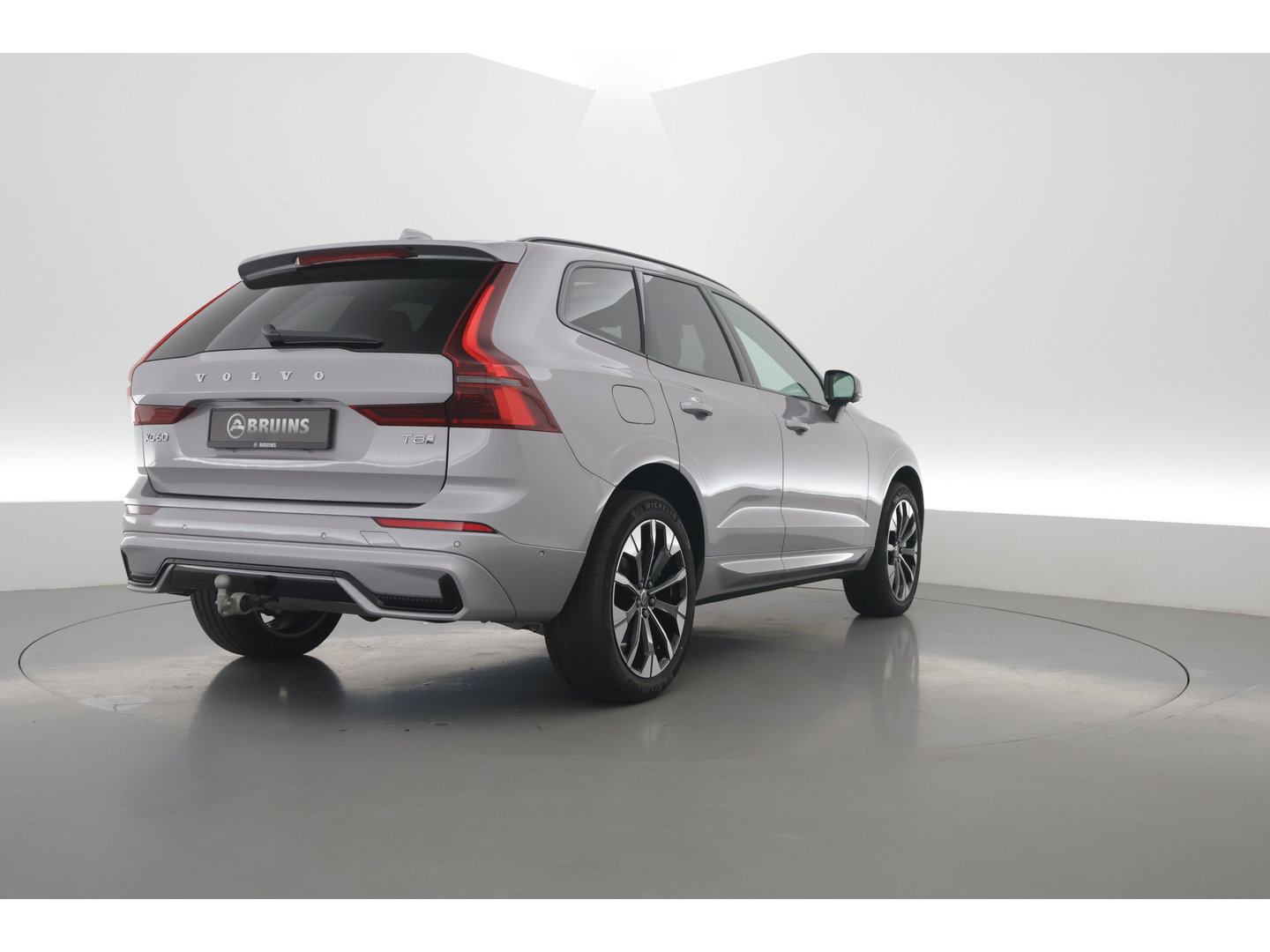 Volvo XC60 2.0 T8 Plug-in hybrid AWD Ultra Dark | Pano-dak | Trekhaak | Head-up | 360 camera | Stoel + stuurverw. | aurora silver |