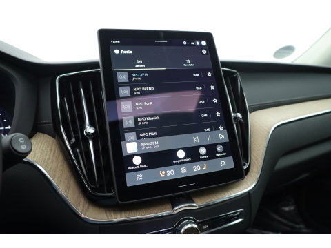 Volvo XC60 2.0 T8 Plug-in hybrid AWD Ultra Dark | Pano-dak | Trekhaak | Head-up | 360 camera | Stoel + stuurverw. | aurora silver |