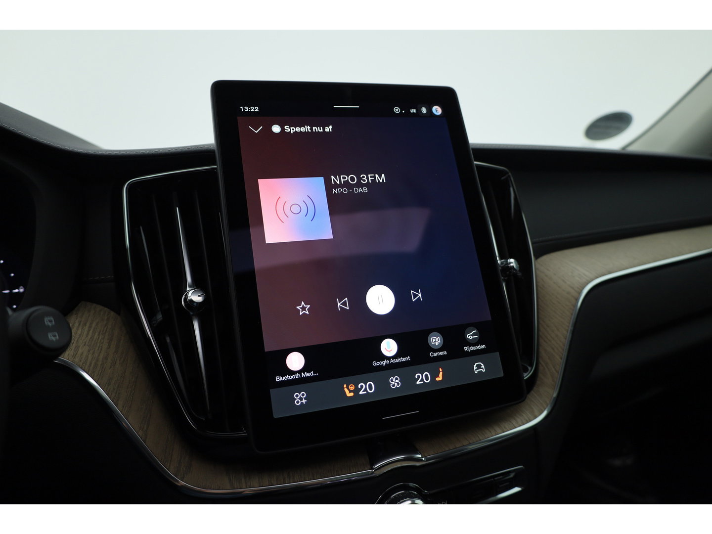 Volvo XC60 2.0 T8 Plug-in hybrid AWD Ultra Dark | Pano-dak | Trekhaak | Head-up | 360 camera | Stoel + stuurverw. | aurora silver |