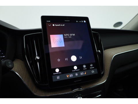 Volvo XC60 2.0 T8 Plug-in hybrid AWD Ultra Dark | Pano-dak | Trekhaak | Head-up | 360 camera | Stoel + stuurverw. | aurora silver |