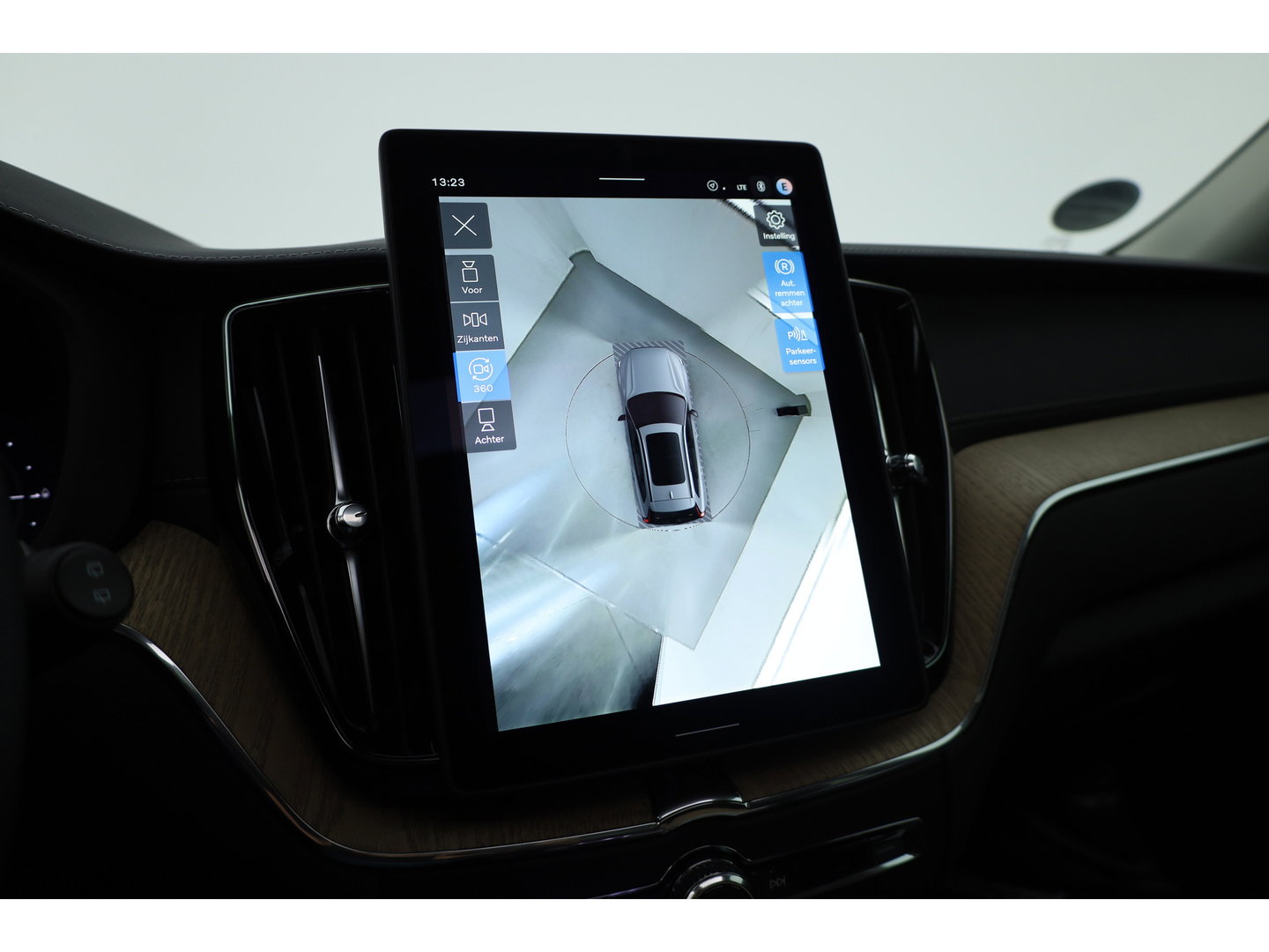 Volvo XC60 2.0 T8 Plug-in hybrid AWD Ultra Dark | Pano-dak | Trekhaak | Head-up | 360 camera | Stoel + stuurverw. | aurora silver |