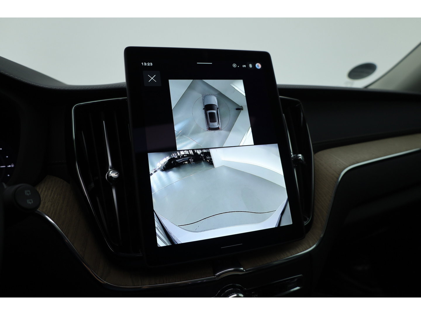 Volvo XC60 2.0 T8 Plug-in hybrid AWD Ultra Dark | Pano-dak | Trekhaak | Head-up | 360 camera | Stoel + stuurverw. | aurora silver |
