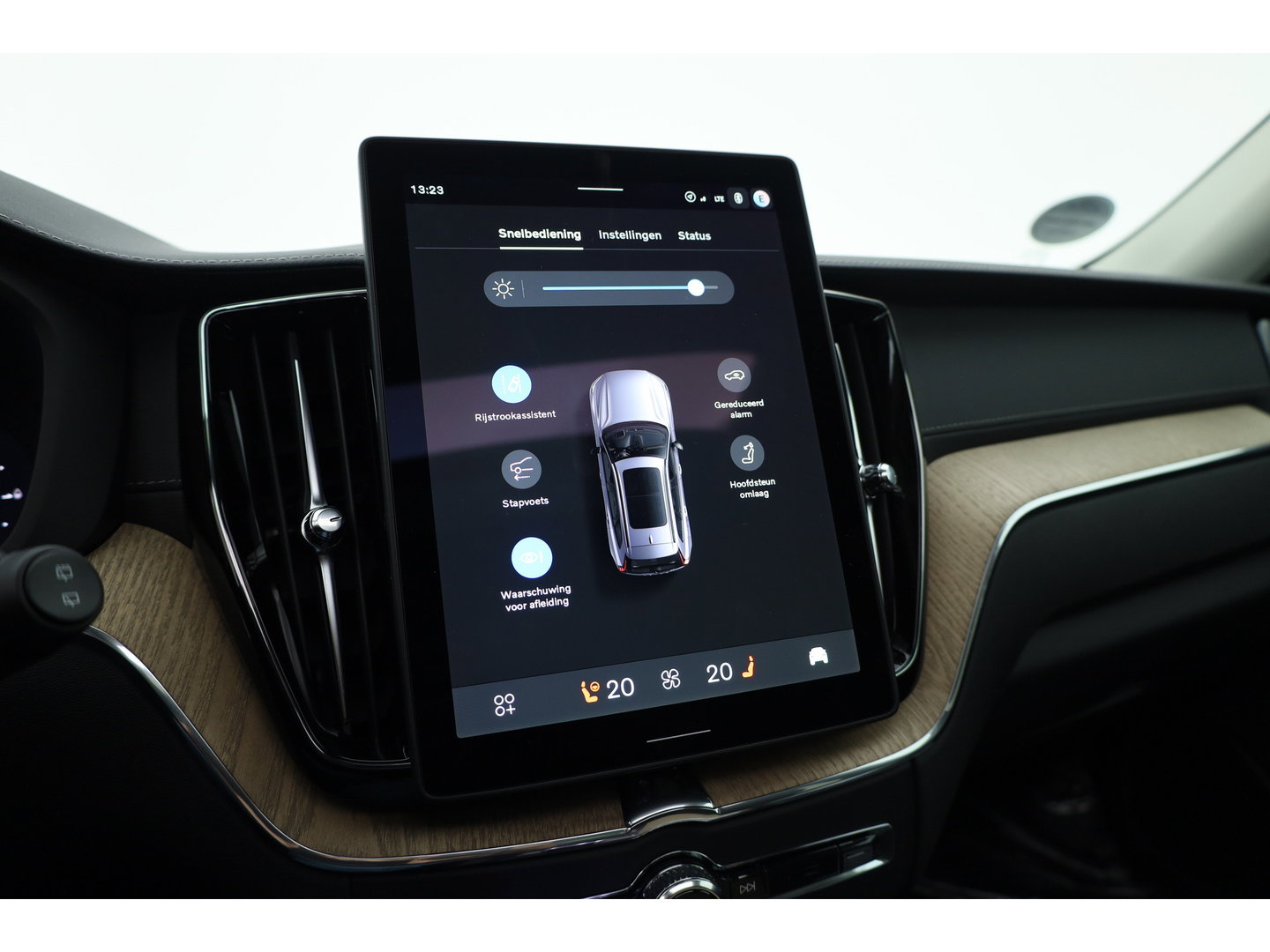 Volvo XC60 2.0 T8 Plug-in hybrid AWD Ultra Dark | Pano-dak | Trekhaak | Head-up | 360 camera | Stoel + stuurverw. | aurora silver |