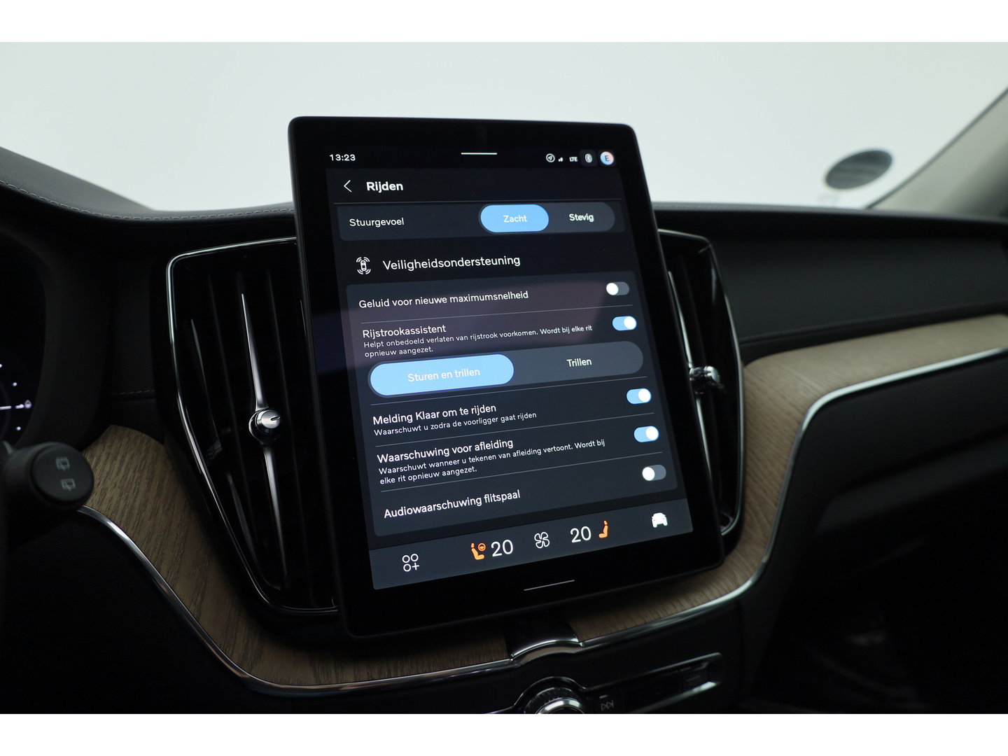 Volvo XC60 2.0 T8 Plug-in hybrid AWD Ultra Dark | Pano-dak | Trekhaak | Head-up | 360 camera | Stoel + stuurverw. | aurora silver |