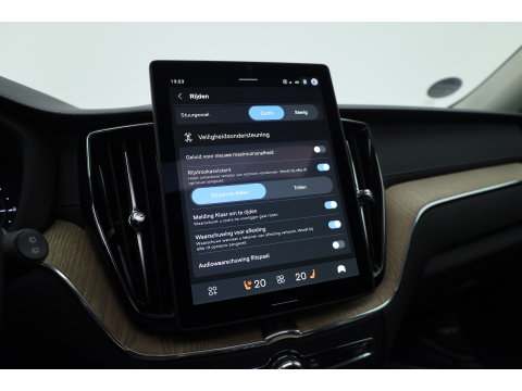 Volvo XC60 2.0 T8 Plug-in hybrid AWD Ultra Dark | Pano-dak | Trekhaak | Head-up | 360 camera | Stoel + stuurverw. | aurora silver |