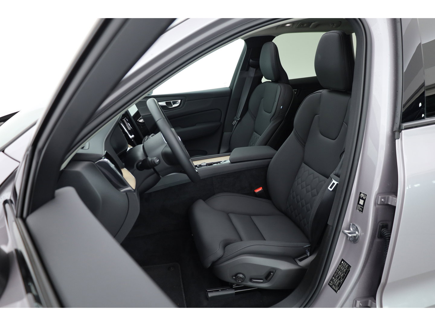 Volvo XC60 2.0 T8 Plug-in hybrid AWD Ultra Dark | Pano-dak | Trekhaak | Head-up | 360 camera | Stoel + stuurverw. | aurora silver |