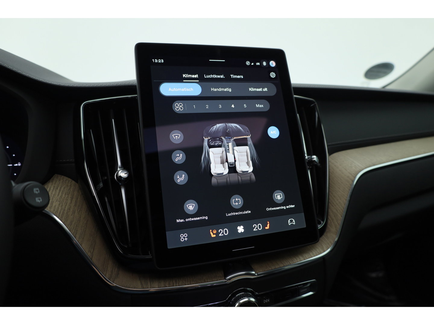 Volvo XC60 2.0 T8 Plug-in hybrid AWD Ultra Dark | Pano-dak | Trekhaak | Head-up | 360 camera | Stoel + stuurverw. | aurora silver |