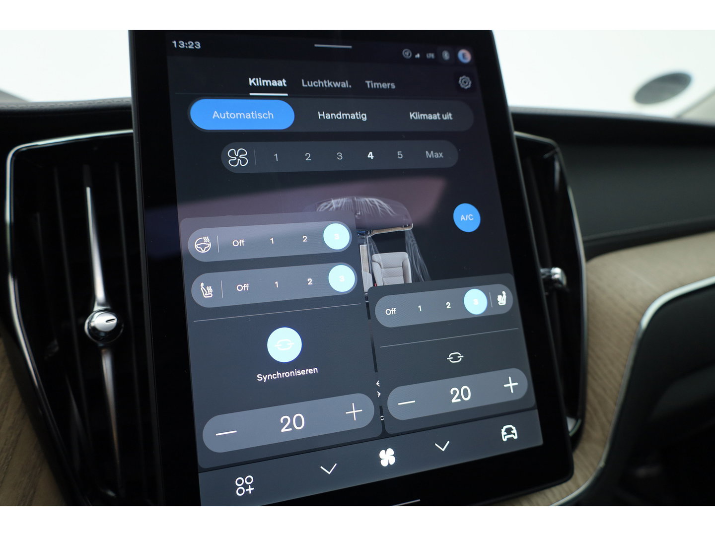 Volvo XC60 2.0 T8 Plug-in hybrid AWD Ultra Dark | Pano-dak | Trekhaak | Head-up | 360 camera | Stoel + stuurverw. | aurora silver |