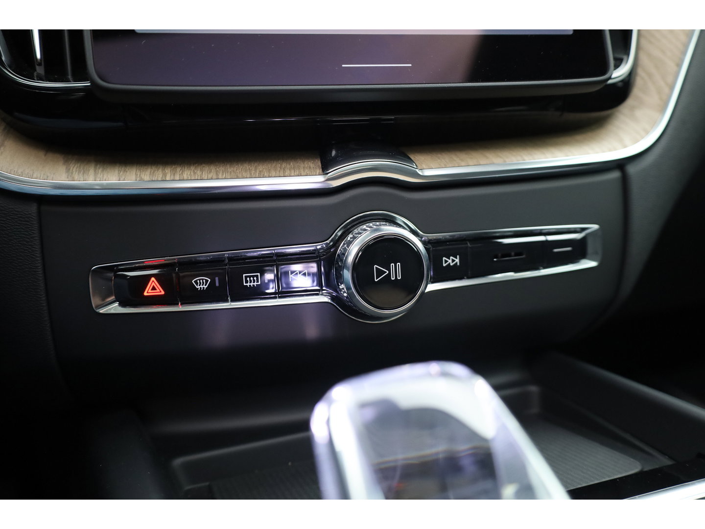 Volvo XC60 2.0 T8 Plug-in hybrid AWD Ultra Dark | Pano-dak | Trekhaak | Head-up | 360 camera | Stoel + stuurverw. | aurora silver |