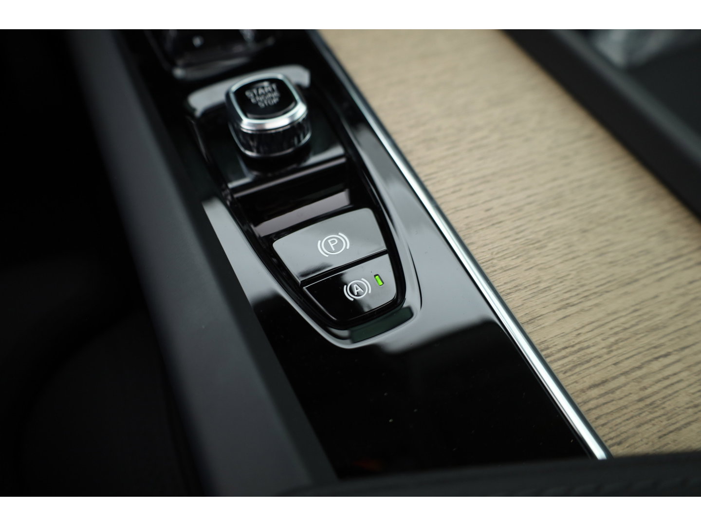 Volvo XC60 2.0 T8 Plug-in hybrid AWD Ultra Dark | Pano-dak | Trekhaak | Head-up | 360 camera | Stoel + stuurverw. | aurora silver |
