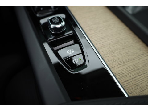 Volvo XC60 2.0 T8 Plug-in hybrid AWD Ultra Dark | Pano-dak | Trekhaak | Head-up | 360 camera | Stoel + stuurverw. | aurora silver |
