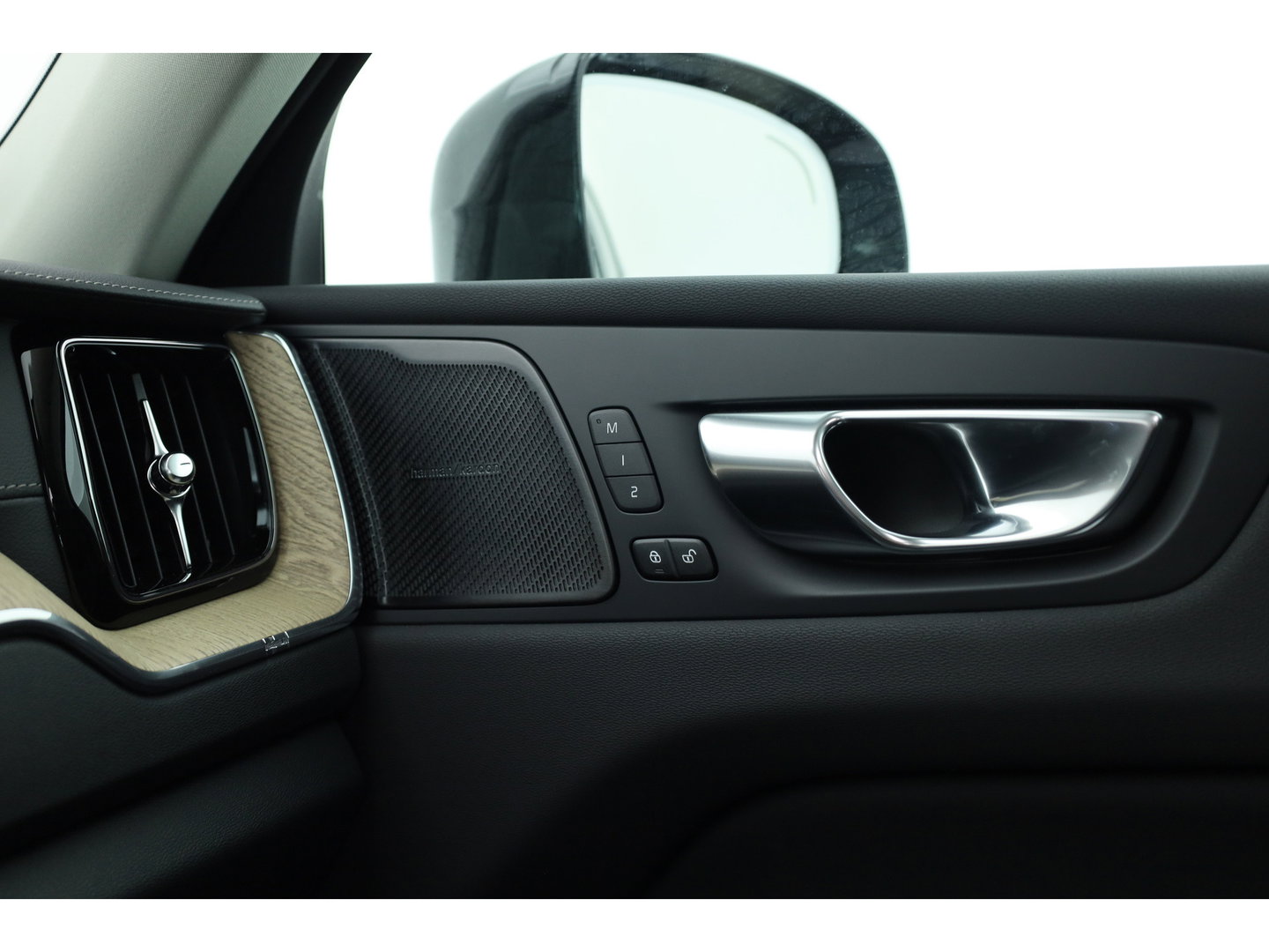 Volvo XC60 2.0 T8 Plug-in hybrid AWD Ultra Dark | Pano-dak | Trekhaak | Head-up | 360 camera | Stoel + stuurverw. | aurora silver |