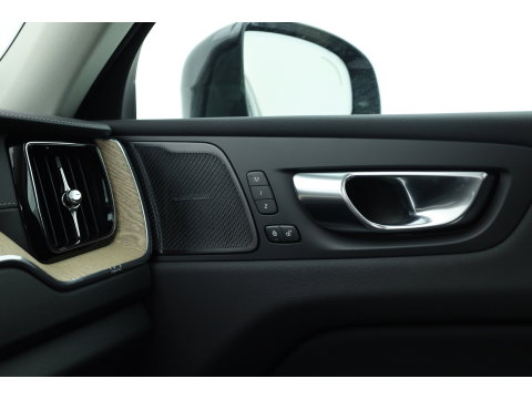 Volvo XC60 2.0 T8 Plug-in hybrid AWD Ultra Dark | Pano-dak | Trekhaak | Head-up | 360 camera | Stoel + stuurverw. | aurora silver |